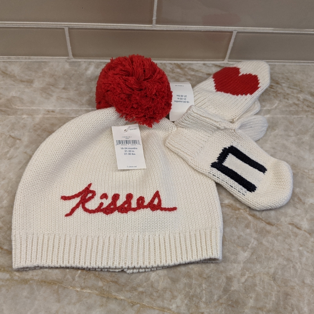 NWT 18-24 months Gap Hat and Mittens Set